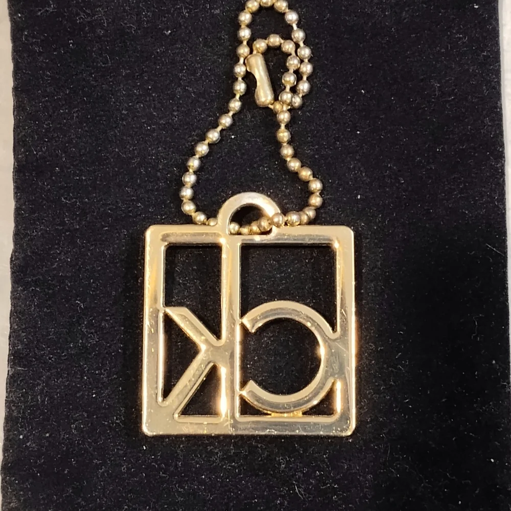 CALVIN KLEIN SQUARE CK LOGO GOLD TONE METAL BAG CHARM / KEYCHAIN. - Picture 6 of 6